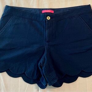 Lilly Pulitzer Buttercup Scalloped Women Shorts. Navy Blue. Size 12